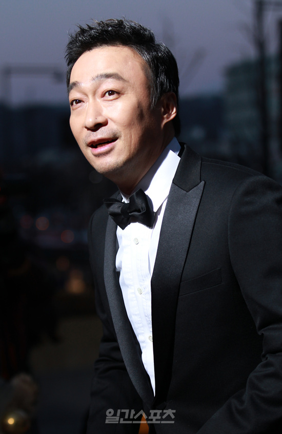 １７日、ソウル世宗（セジョン）文化会館で行われた青龍映画賞授賞式レッドカーペットイベントに登場した俳優のイ・ソンミン。