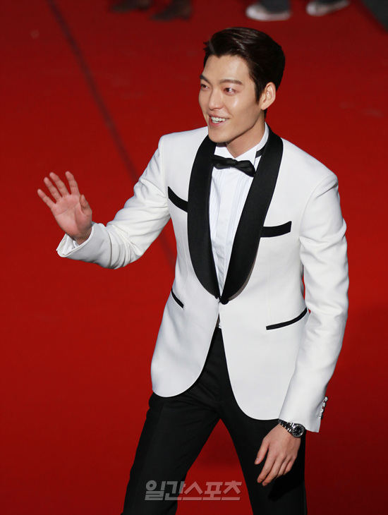 １７日、ソウル世宗（セジョン）文化会館で行われた青龍映画賞授賞式レッドカーペットイベントに登場した俳優のキム・ウビン。