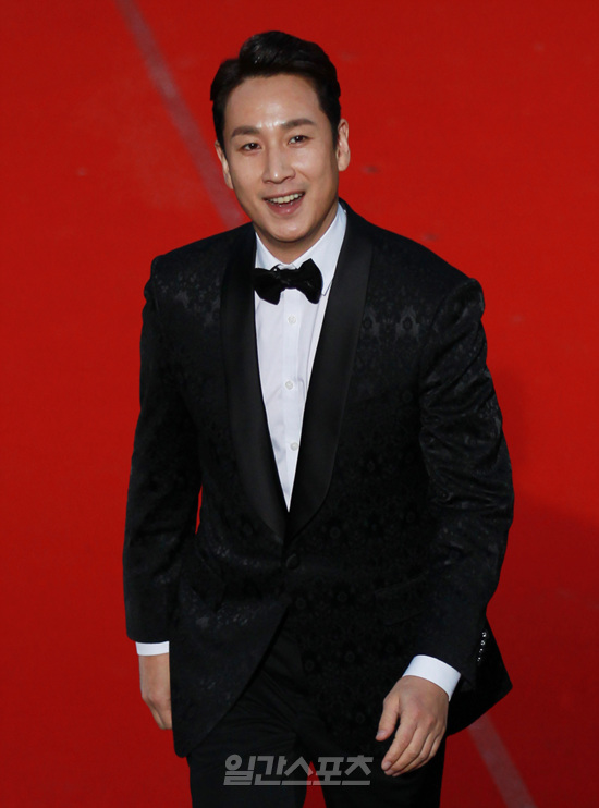 １７日、ソウル世宗（セジョン）文化会館で行われた青龍映画賞授賞式レッドカーペットイベントに登場した俳優のイ・ソンギュン。