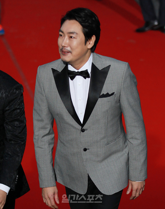 １７日、ソウル世宗（セジョン）文化会館で行われた青龍映画賞授賞式レッドカーペットイベントに登場した俳優のチョ・ジンウン。