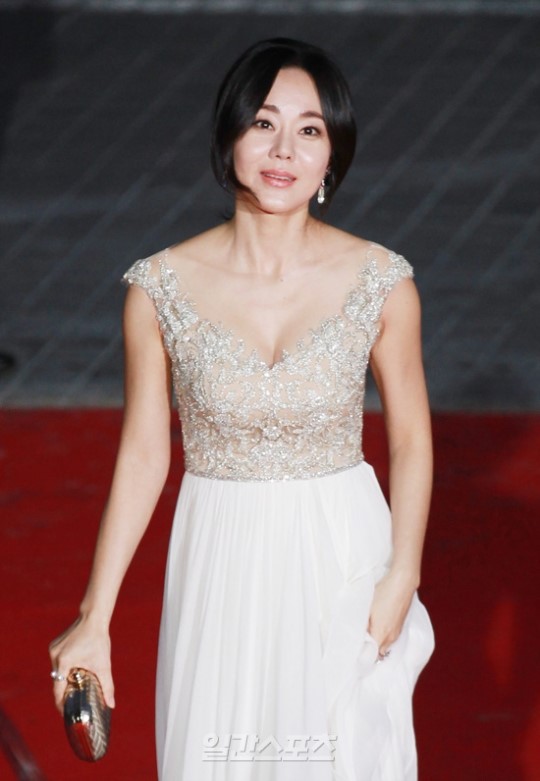 １７日、ソウル世宗（セジョン）文化会館で行われた青龍映画賞授賞式レッドカーペットイベントに登場した女優のキム・ユンジン。