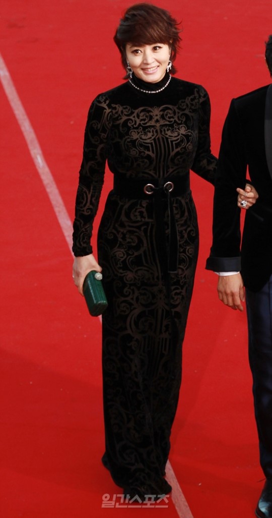１７日、ソウル世宗（セジョン）文化会館で行われた青龍映画賞授賞式レッドカーペットイベントに登場した女優のキム・ヘス。