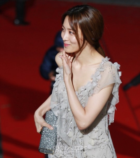 １７日、ソウル世宗（セジョン）文化会館で行われた青龍映画賞授賞式レッドカーペットイベントに登場した女優のスヒョン。