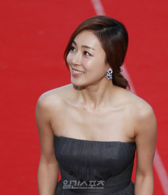 １７日、ソウル世宗（セジョン）文化会館で行われた青龍映画賞授賞式レッドカーペットイベントに登場した女優のムン・ジョンヒ。