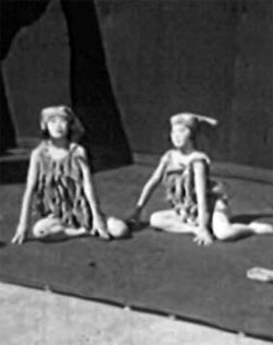 今回公開された動画の中の崔承喜（写真左側）の別の場面。１９２０年代のイメージ資料のうち最古の動画記録物として希少価値が高い。（写真提供＝踊り資料館「ヨンナクジェ」）