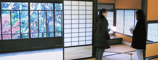 先月２６日、東京の旧安田邸でナショナルトラストの職員が建物の状態を点検している。激しく雨が降っていたが、木造建築の天井からは一滴も水は漏れていなかった。窓ガラスをはじめとする内部装飾材は１９１９年の完工当時のままだ。