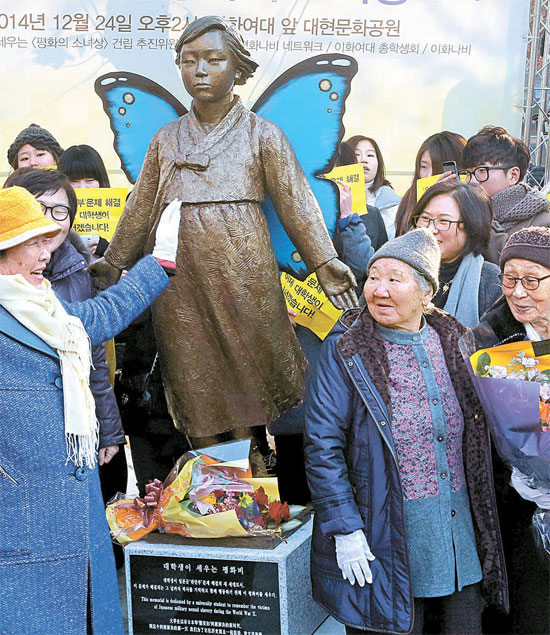２４日、ソウル梨花女子大学前のデヒョン文化公園で日本軍の慰安婦被害者のための「平和の少女像」除幕式が開かれた。この日の除幕式には（写真左から）イ・ヨンス、キル・ウォンオク、キム・ボクトンさんらが参加した。
