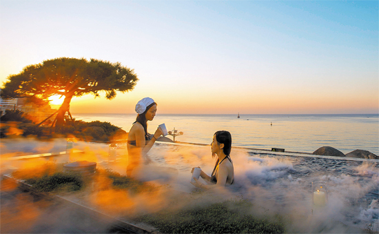 港町や夏の避暑地だけだと思っていた釜山は実は温泉都市だ。高級ホテルの野外スパから釜山港開港と共にその歴史が始まった温泉地区にいたるまで、さまざまな温泉が釜山各地に点在している。