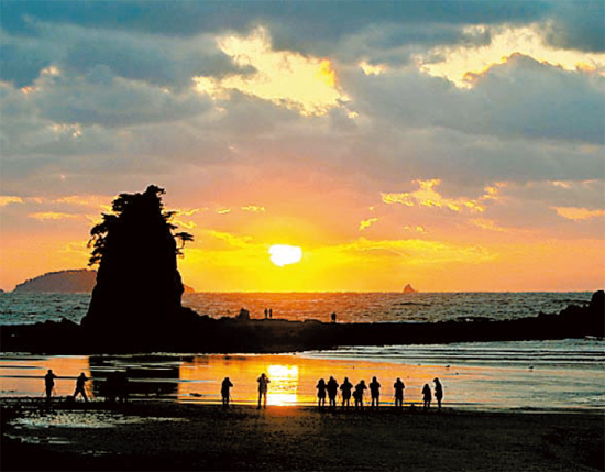 美しい日没の名所に挙げられる忠清南道泰安郡安眠島の花池海水浴場。ハルミ岩の横で日が沈んでいる。