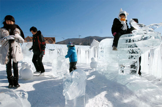 大関嶺雪の花祭りではさまざまな氷の彫刻に出会える。（写真＝中央フォト）