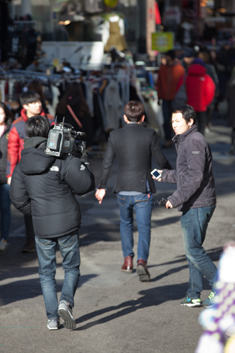 一方、ソウルの繁華街では、街行く人たちにインタビューを敢行しているニュース番組取材陣の姿も。寒さのせいか、人々の足を止めるのも一苦労の様子？