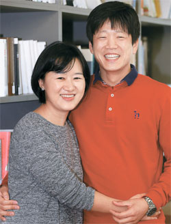 囲碁で一緒になった玄味眞５段（写真左）と金栄三９段夫妻。最近、玄５段は女流囲碁リーグチームの監督をつとめて金９段（囲碁リーグ正官庄監督）と共に指導者の道を歩んでいる。