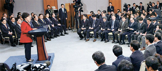 朴大統領が１２日、青瓦台で鄭ホン原（チョン・ホンウォン）首相と国務委員、金淇春（キム・ギチュン）秘書室長、首席秘書官が同席した中で新年記者会見を開いた。この日の会見には内外記者１２０人余りが出席した。