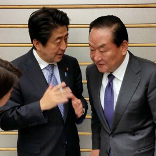 安倍首相（左）は１５日、東京の首相官邸で韓日議員連盟会長の徐清源（ソ・チョンウォン）セヌリ党議員に会い、「河野談話の継承を否定したことはない」と述べた。徐議員に話す安倍首相。（写真＝徐清源議員室）