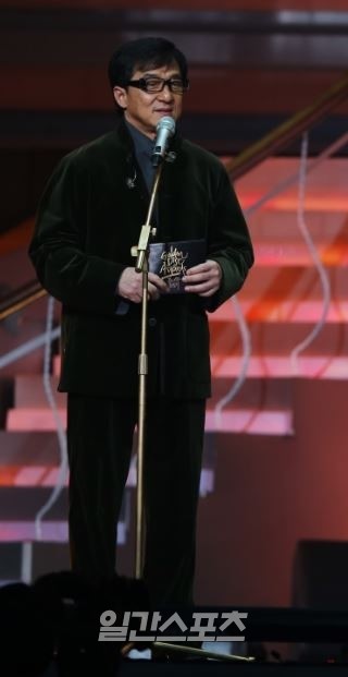 １５日、中国北京マスターカード・センターで行われた「第２９回ゴールデンディスク授賞式」に登場した中国俳優のジャッキー・チェン。