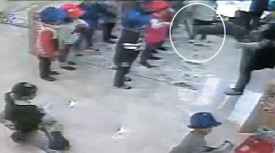 監視カメラに撮影された児童暴行の場面。