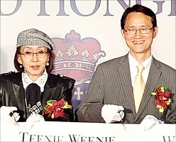 パク・ソンギョン副会長（左）チョ・ヨンチョン香港総領事（右）（写真＝韓国経済新聞社）
