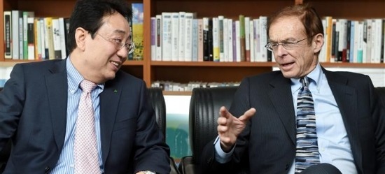 米コンサルティンググループのディシジョンエコノミクスのアレン・サイナイ会長（右）が２０日に韓国経済新聞本社で河泰亨現代経済研究院長と対談している。