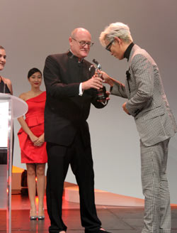 ２０１５年１月２０日、シンガポールで開かれたアジア現代美術授賞式プルデンシャル・アイ・アワーズでデービッド・シクラタラＰＭＧ会長が特別賞の「Ａｗａｒｄ　ｆｏｒ　Ｖｉｓｕａｌ　Ｃｕｌｔｕｒｅ」賞のトロフィーをＢＩＧＢＡＮＧのＴ．Ｏ．Ｐ授けている。