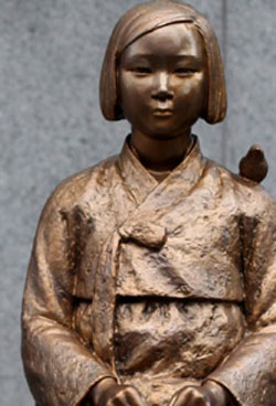 駐韓日本大使館の前に建てられた慰安婦少女像