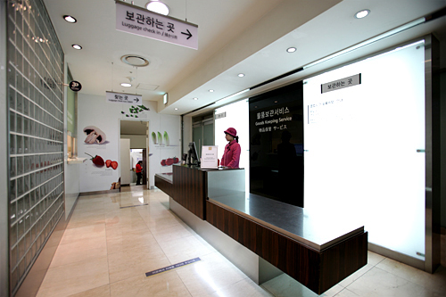 ロッテ百貨店本店地下にある荷物預かりカウンターは、当日に限り百貨店での購入有無に関係なく無料で利用可能。冷蔵・冷凍品も預けられるのでキムチやマッコリなどの冷蔵食品を買った時にも安心です。