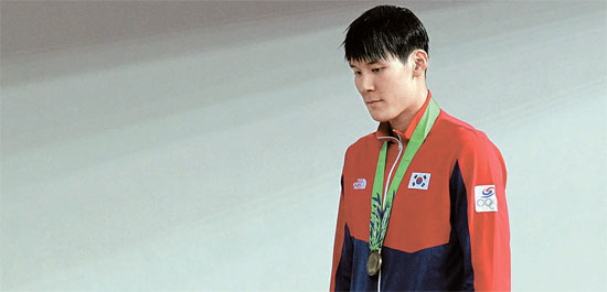 水泳の英雄が薬物スキャンダルで崩れている。２０１４アジア競技大会の表彰台から降りる朴泰桓。（写真＝中央フォト）