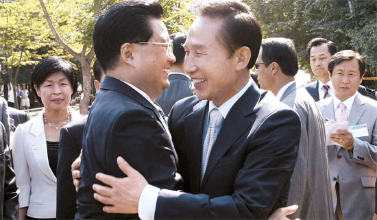 ２００８年８月、当時の李明博（イ・ミョンバク）大統領が国賓訪問した胡錦濤・中国国家主席と共にソウルの森行事に参加した後、別れの抱擁をした。（写真＝中央フォト）