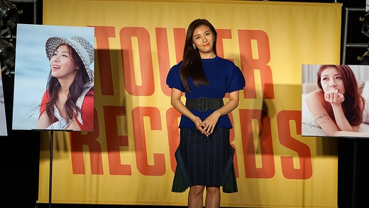 東京渋谷のタワーレコードに登場した女優のハ・ジウォン