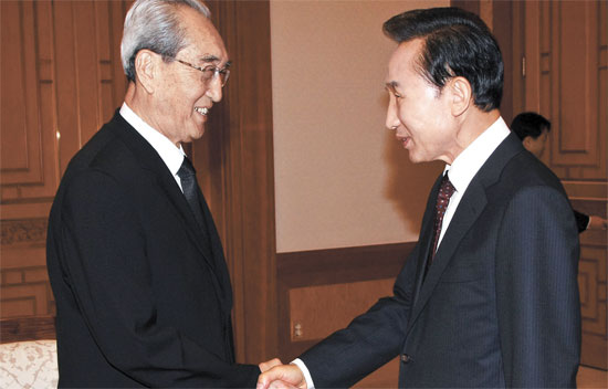 ２００９年８月、当時の李明博（イ・ミョンバク）大統領が青瓦台（チョンワデ、大統領府）で金大中（キム・デジュン）元大統領の弔問をするため韓国を訪問した北朝鮮使節団の金基南（キム・ギナム）労働党秘書と握手を交わした。（写真＝中央フォト）