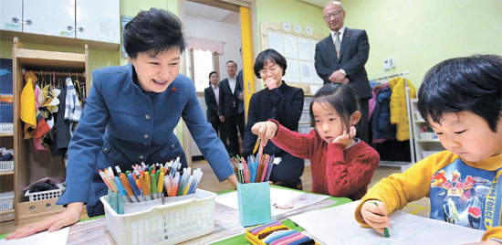 ２９日、仁川市南洞区にある保育園を訪問した朴槿恵大統領。（写真＝青瓦台写真記者団）