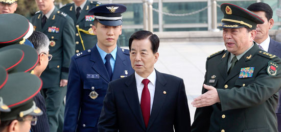 韓中国防長官会談が４日午後、ソウル龍山（ヨンサン）の国防部で開かれた。会談の前、韓民求（ハン・ミング）国防部長官（中）が常万全中国国防相（右）から中国側出席者の紹介を受けている。この日、双方は国防部間の直通電話設置のための実務者会議を来週ソウルで開くことにした。