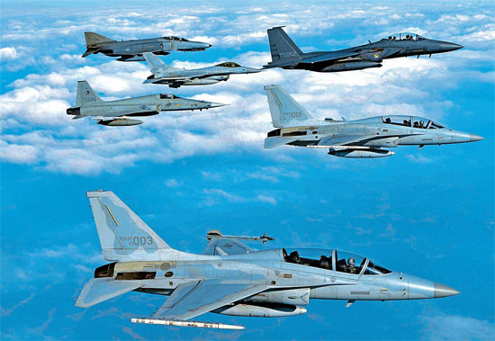 ５日、清州市１７戦闘飛行団空軍基地などで総合戦闘訓練「ソアリングイーグル」が実施された。右側は上から下へＦ－１５Ｋ、２機のＦＡ－５０。左側は上から下へＦ－４、ＫＦ－１６、Ｆ－５戦闘機。（写真提供＝韓国空軍）