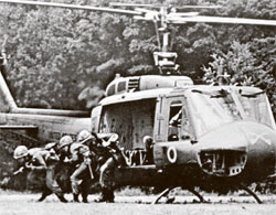 ベトナム戦争のアイコンＵＨ－１Ｈヘリコプター…韓国の空から退役 ...