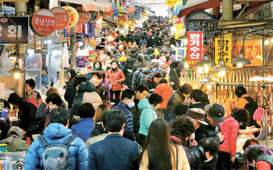８日、法事用品を前もって購入しようとする市民で混雑している釜山・釜田市場。