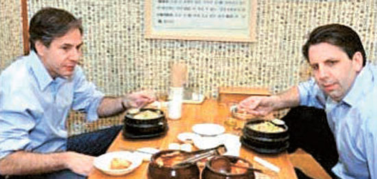 ８日に訪韓したトニー・ブリンケン米国務副長官（左側）の最初の日程はマーク・リパート駐韓米大使との「参鶏湯会合」だった。２人は７年前から友情を築いてきた。（写真＝リパート大使のツイッター）