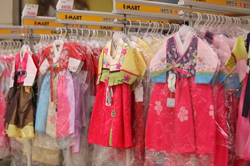 デパートでは、子ども用の韓服を目立つところにディスプレイ。伝統衣装への理解を深めさせたいと韓服をプレゼントする親が増え、売れ筋商品となっています。