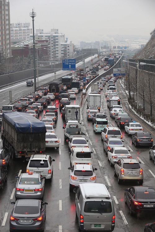 １８日から始まった旧正月連休で、各高速道路は帰省車両で深刻な渋滞が起きている。