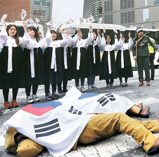 ソウル中学洞の日本大使館の前で、市民団体と学生らが３・１独立運動と独立軍の活躍を再現したパフォーマンスを行っている。