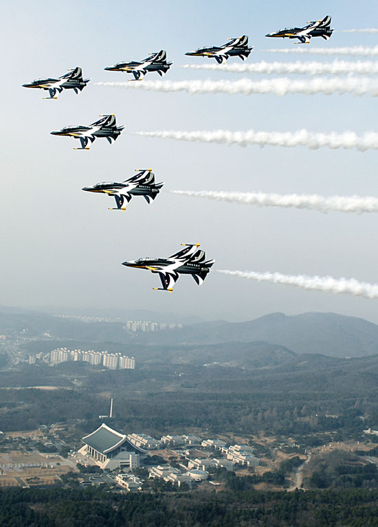 ２５日、忠清南道天安の独立記念館上空で、韓国空軍特殊飛行チーム「ブラックイーグルス」が３・１節記念行事を控えて祝賀飛行練習を実施した。（写真提供＝韓国空軍）