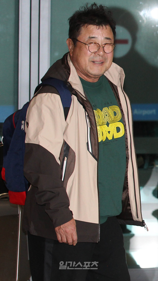 ２５日、撮影先のギリシャから仁川空港を通じて帰国した俳優のペク・イルソプ。