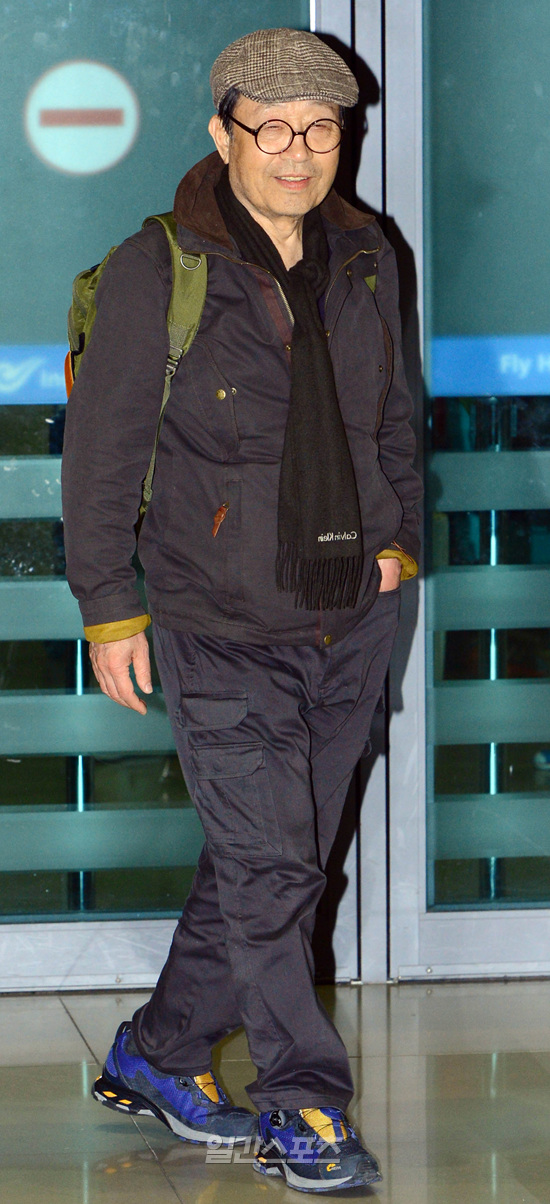 ２５日、撮影先のギリシャから仁川空港を通じて帰国した俳優のシン・グ。