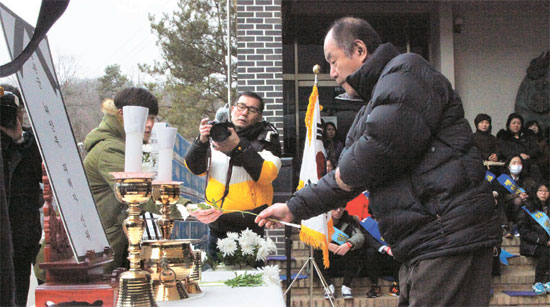 故キム・スンドクさんの息子ヤン・ハンソクさん（６７）が先月２８日、京畿道光州市「ナヌムの家」で開かれた「慰安婦追慕祭」で献花している。キムさんは「ナヌムの家」の前に慰安婦被害者１１人とともに安置されている。（写真＝ナヌムの家）