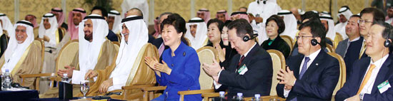 中東を歴訪中の朴槿恵（パク・クネ）大統領が４日、サウジアラビアの首都リヤドのフォーシーズンズホテルで開かれた「両国ビジネスフォーラム」に出席した。朴大統領は原子力・新再生など未来エネルギー分野で両国間の経済協力を拡大することを提案した。