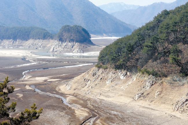 ７日、江原道麟蹄郡南面（インジェグン・ナムミョン）の昭陽ダム上流のダム底が広々と見えている。