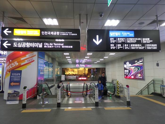 日本語等、４ヶ国語の案内表記がある仁川空港鉄道
