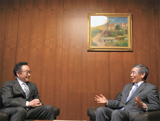 司空壱中央日報顧問が２０日に日本銀行の執務室で黒田東彦総裁と会った。黒田総裁は司空顧問と財務省官僚時代から２０年の知己だ。