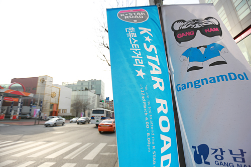 江南区が主体となって行なわれている「Ｋ　Ｓｔａｒ　ＲＯＡＤ」は今後、カロスキルまで延長される予定。「江南ドル」を増やすだけでなく、観光情報センターや韓流グッズショップの設置も計画されており、韓流ファン必見の観光スポットとなりそうです。