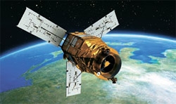 「アリラン３号」衛星の想像図。開いた翼３つは太陽電池パネル（写真＝韓国航空宇宙研究院）。