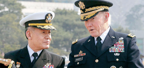 崔潤喜（チェ・ユンヒ）韓国合同参謀本部議長（左）とマーティン・デンプシー米統合参謀本部議長