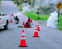 煙を利用したスモーク・テスティングで下水管の破損の有無を確認する様子。（写真＝米マサチューセッツ州デダム市）